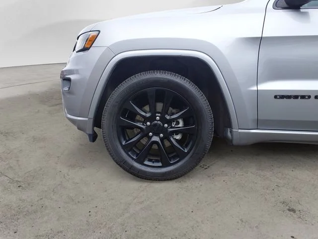 Used 2018 Billet Silver Metallic Jeep Altitude image 9