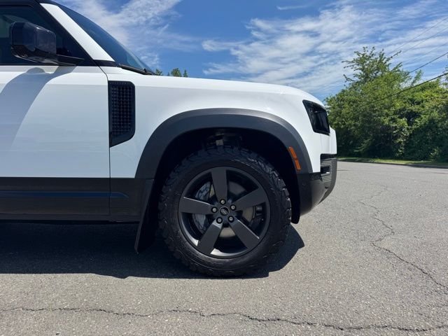 Used 2023 White Land Rover X-Dynamic SE image 9
