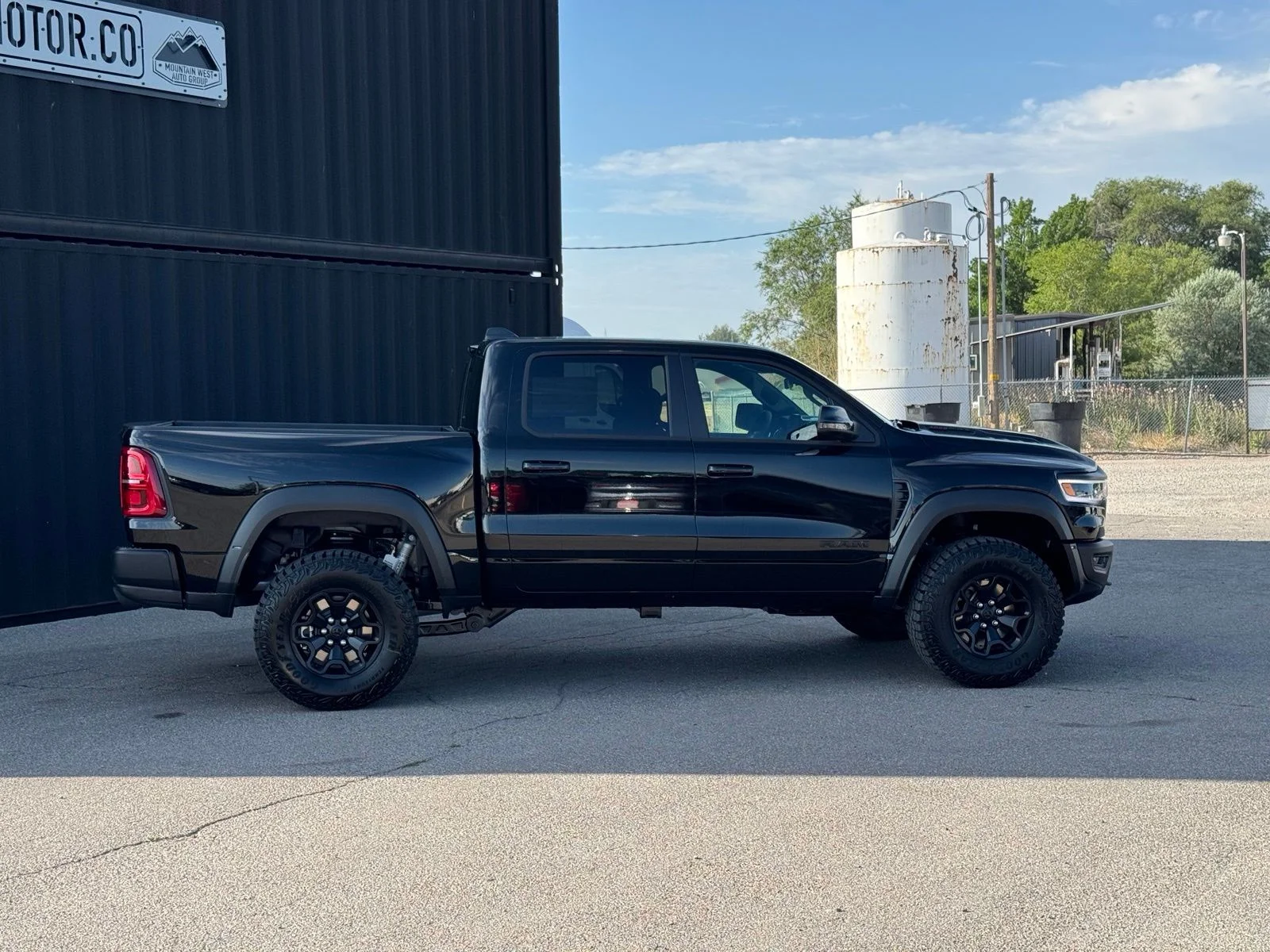New 2026 Diamond Black Crystal Pearl-Coat Exterior Paint RAM RHO image 6