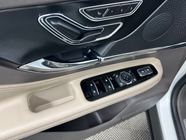 Used 2023 White Lincoln Standard image 13