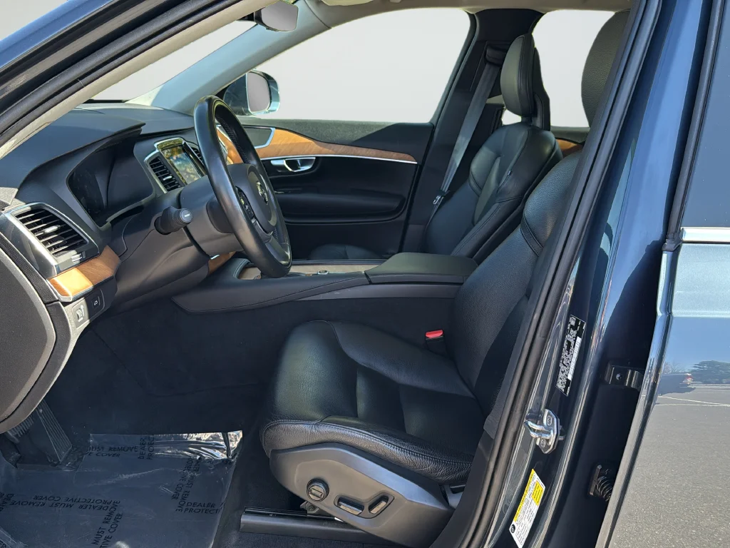 Used 2021 Blue Volvo T6 Momentum image 10