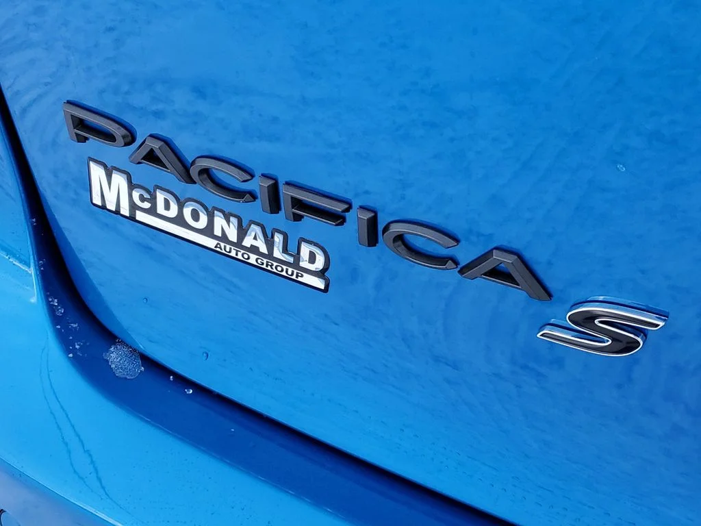 New 2026 Hydro Blue Pearl-Coat Exterior Paint Chrysler Select image 6