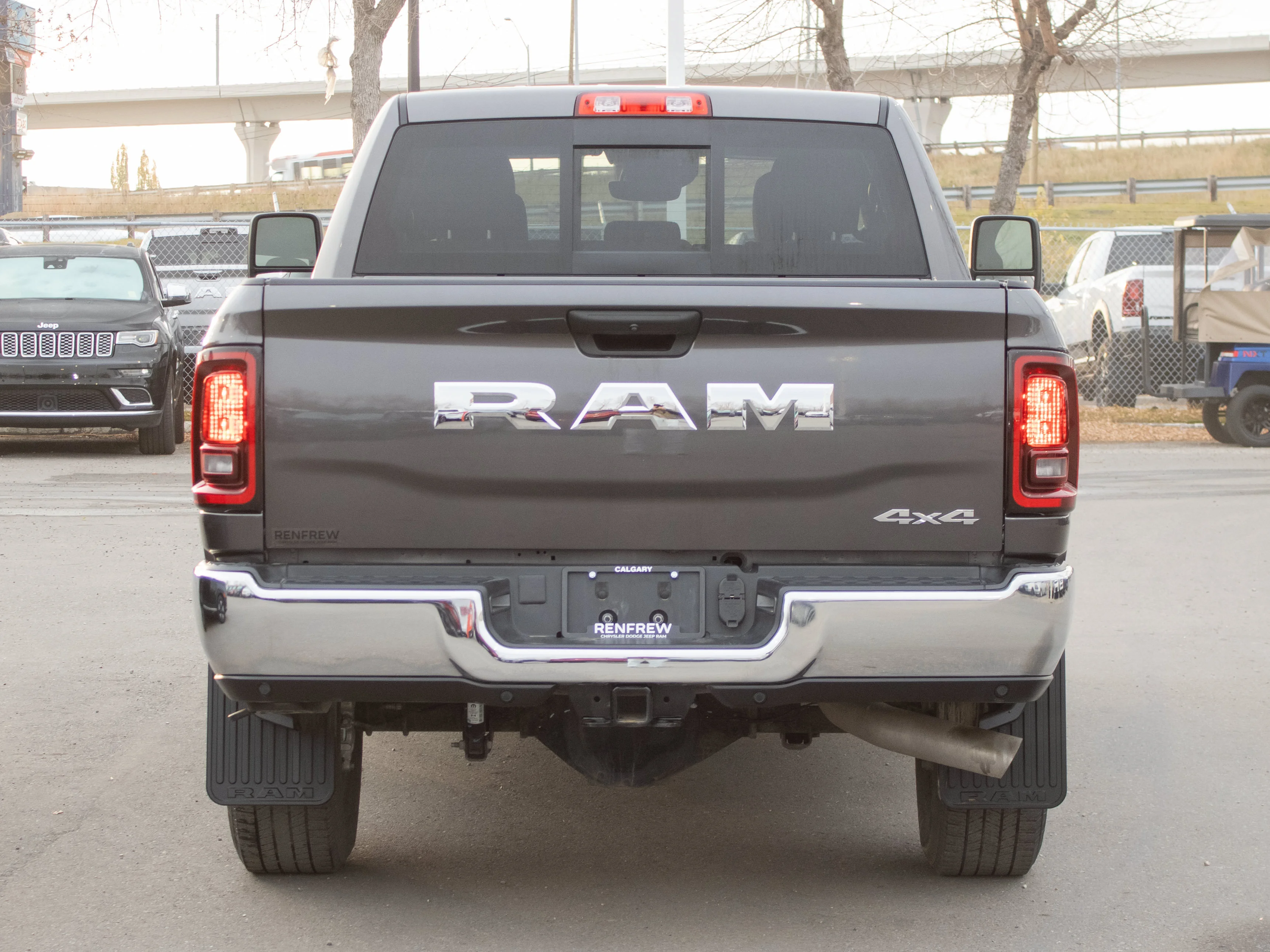 Used 2026 Grey RAM Tradesman* Crew Cab 4x4, LESS THAN 25,000 KM, Tradesman Level 2A Equip Group, 5th Wheel & Gooseneck image 17