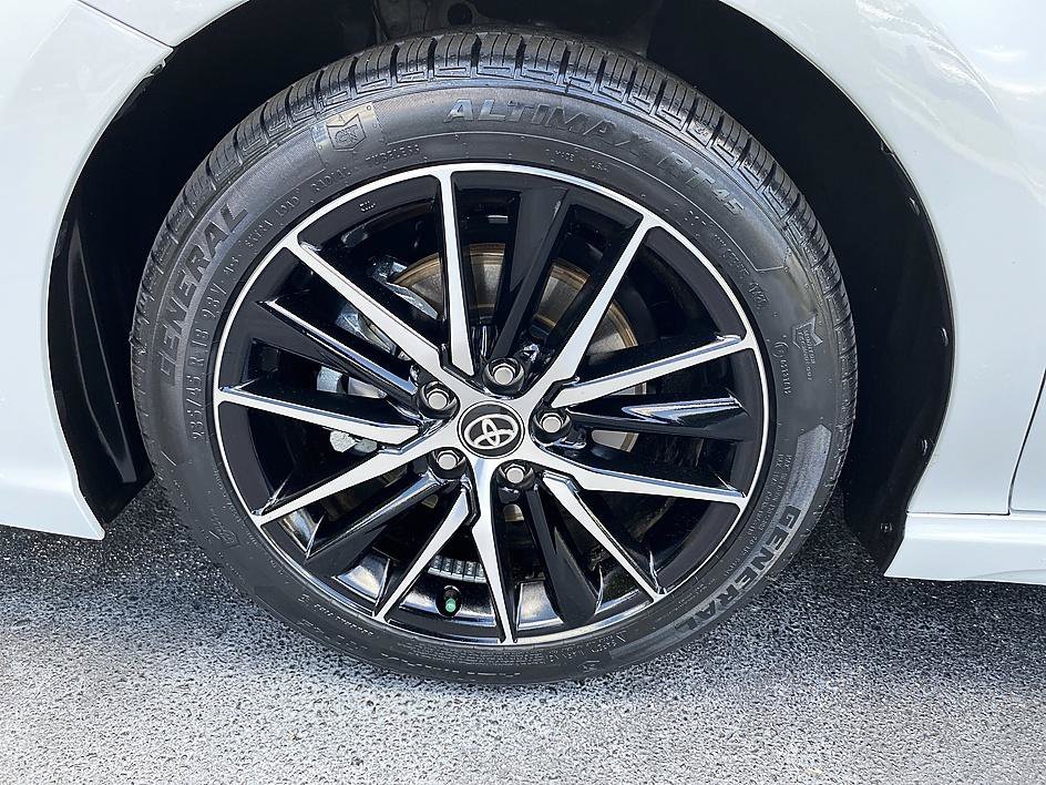 Used 2024 Ice Toyota SE image 5