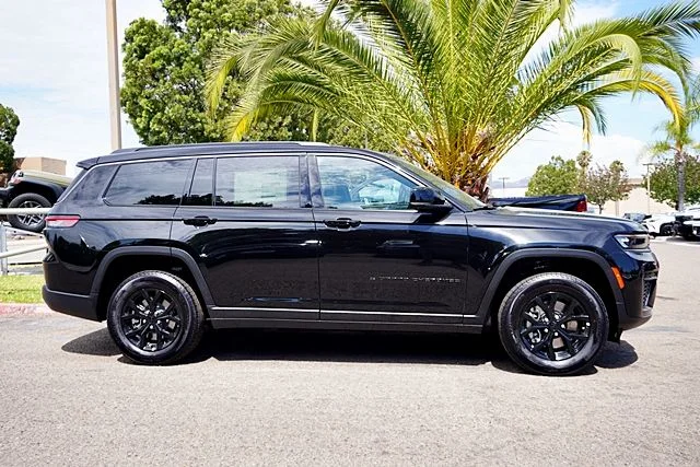 New 2026 Diamond Black Crystal Pearl-Coat Exterior Paint Jeep Altitude image 7