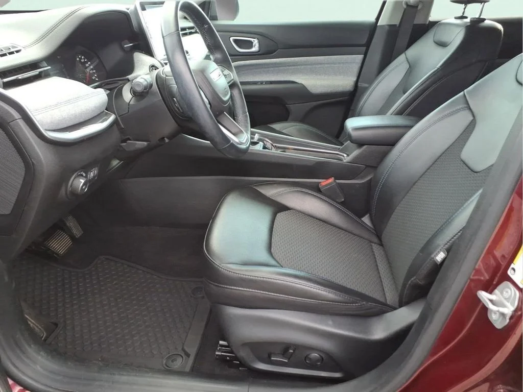 Used 2022 Red Jeep Latitude image 16