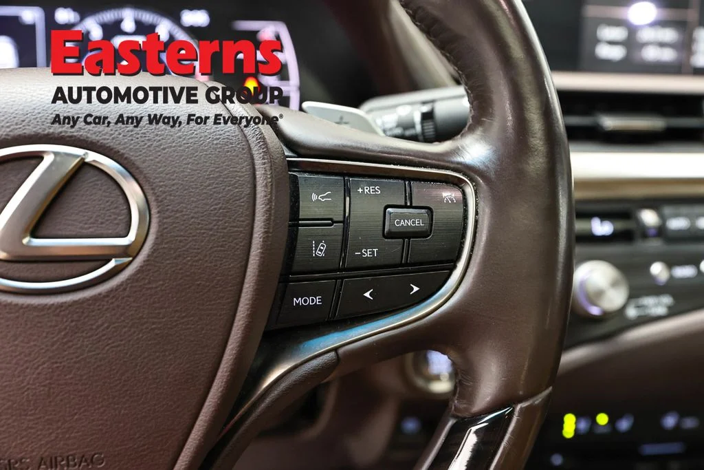 Used 2021 White Lexus 350 image 16