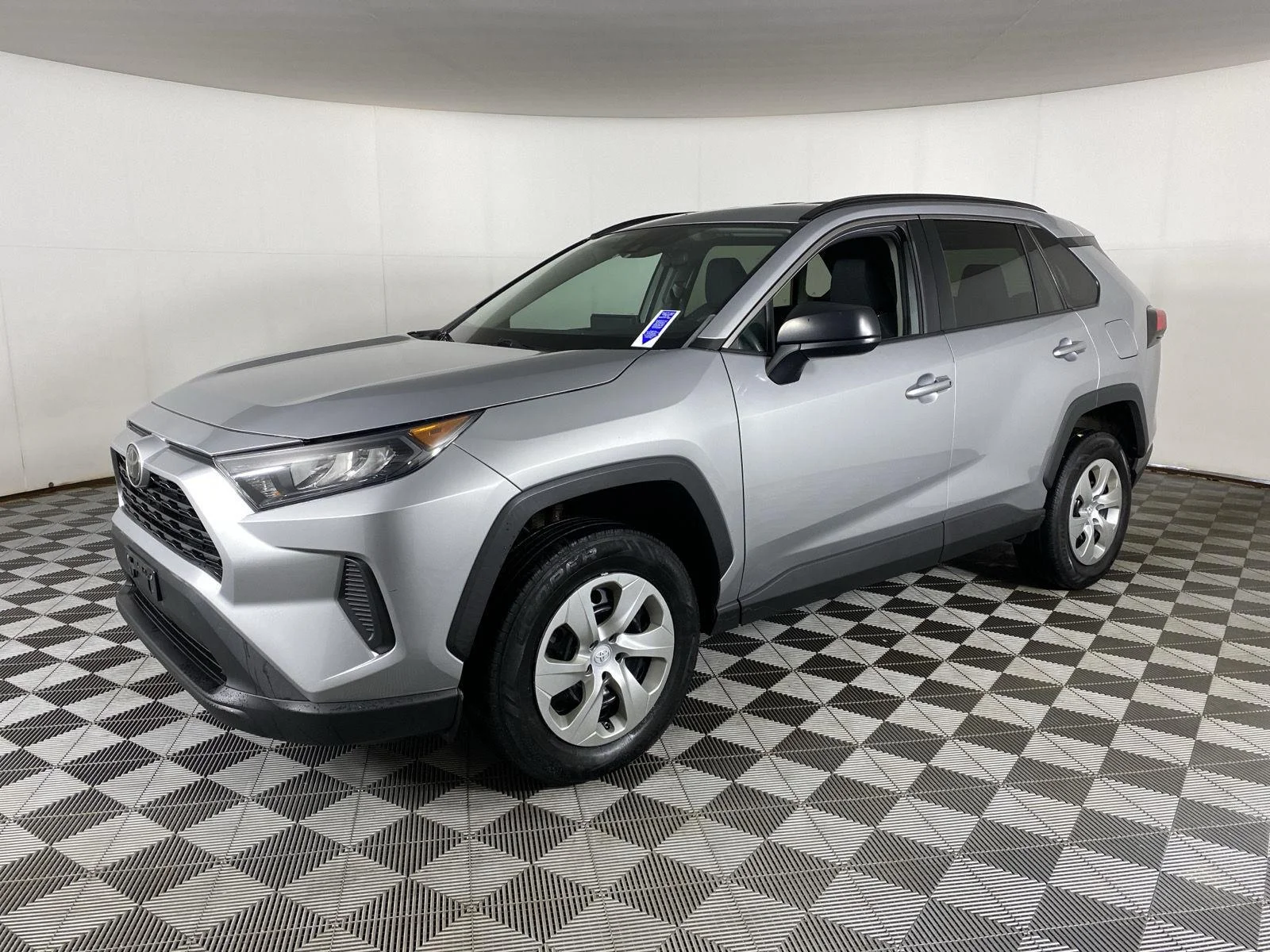 Used 2019 Gy Toyota LE image 3