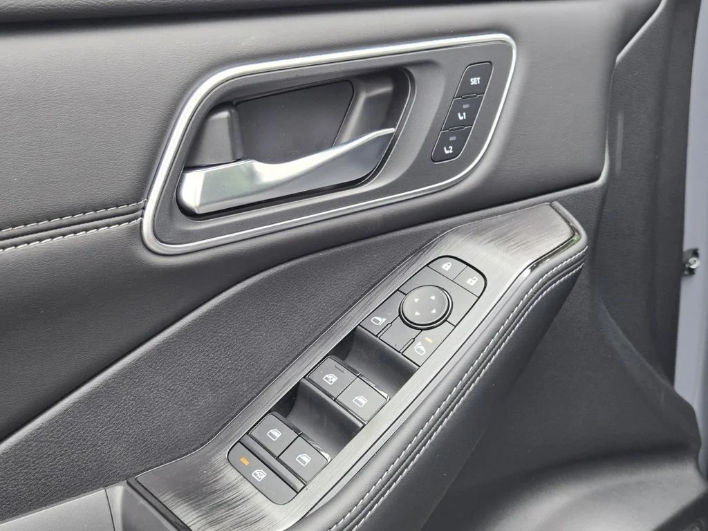 New 2026 Boulder Gray Pearl / Super Black Two-tone Nissan Platinum image 21