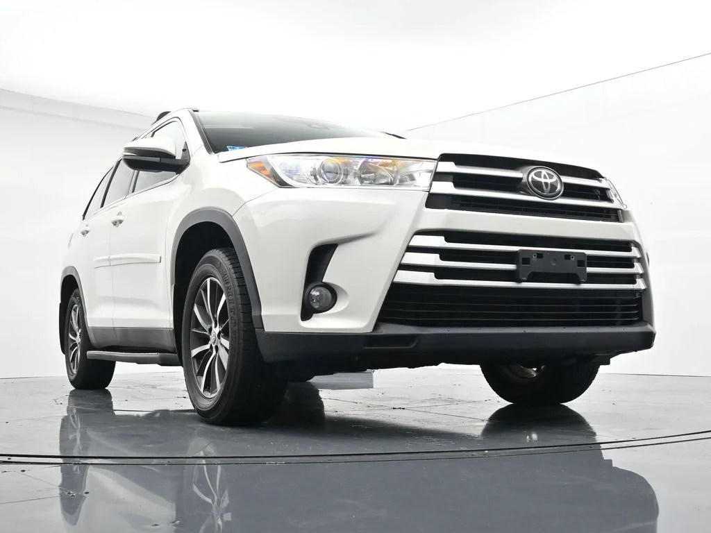 Used 2019 White Toyota XLE image 30