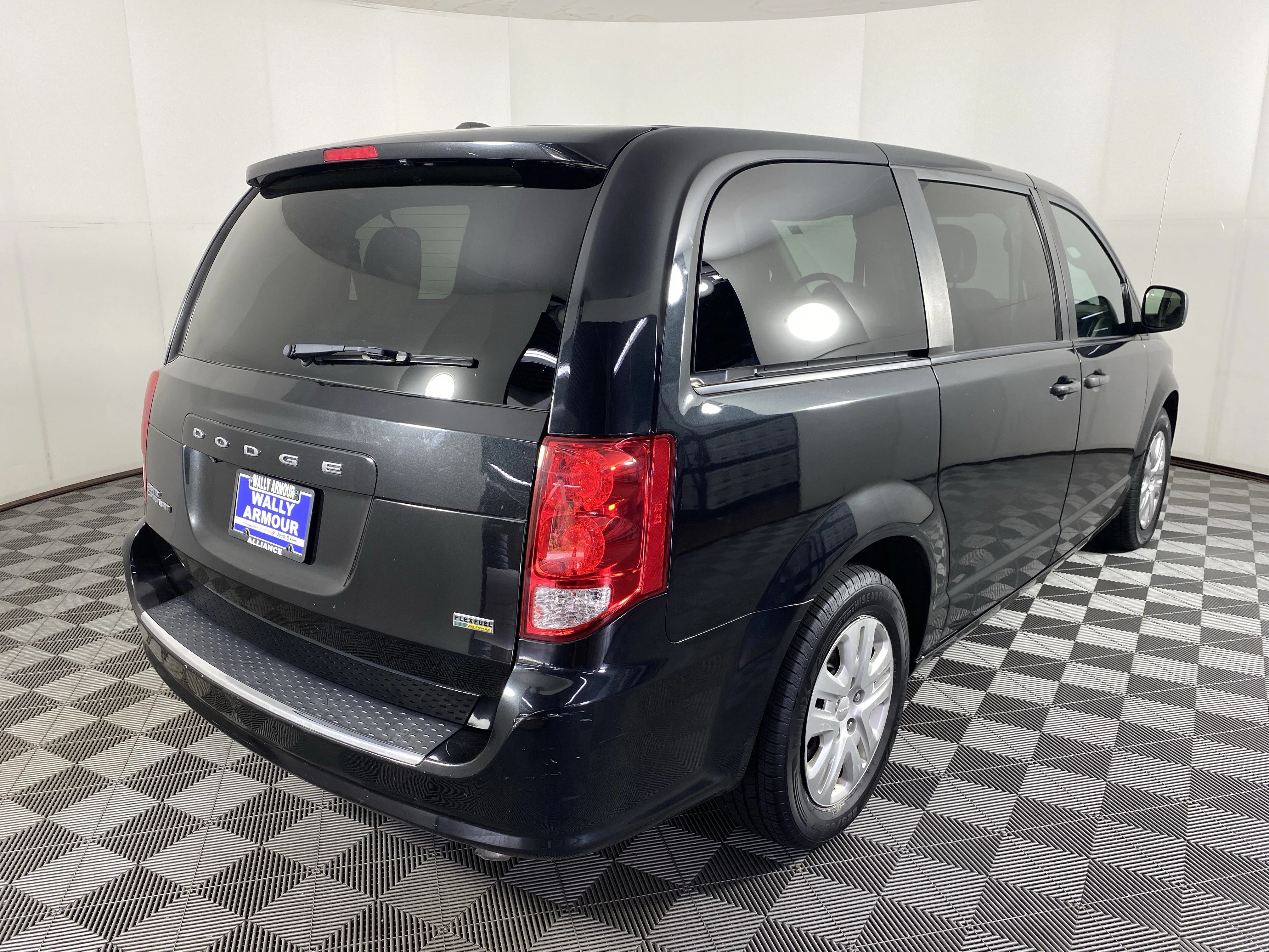 Used 2019 Black Onyx Crystal Pearlcoat Dodge SE image 6