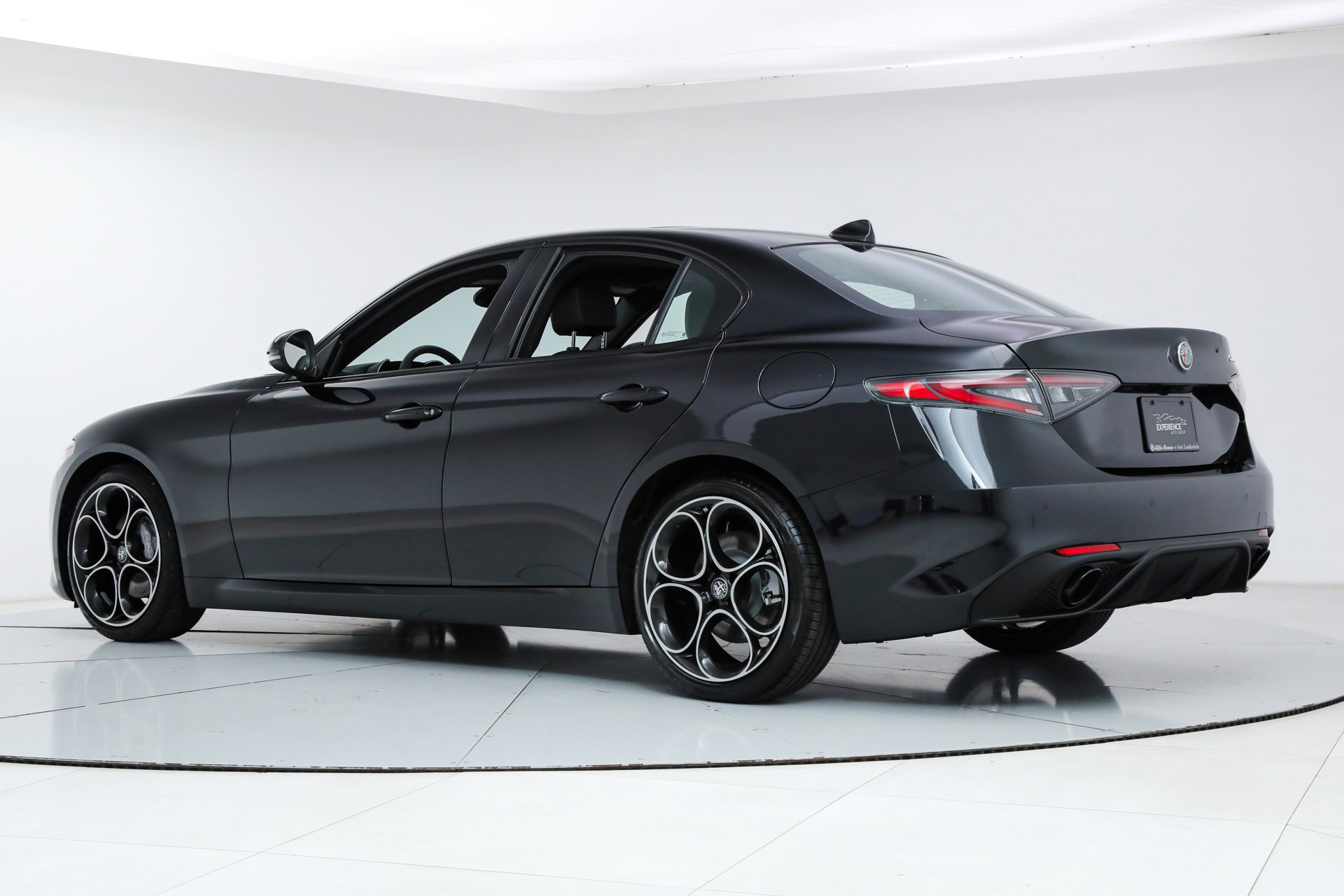 New 2025 Vulcano Black Metallic Exterior Paint Alfa Romeo  image 3