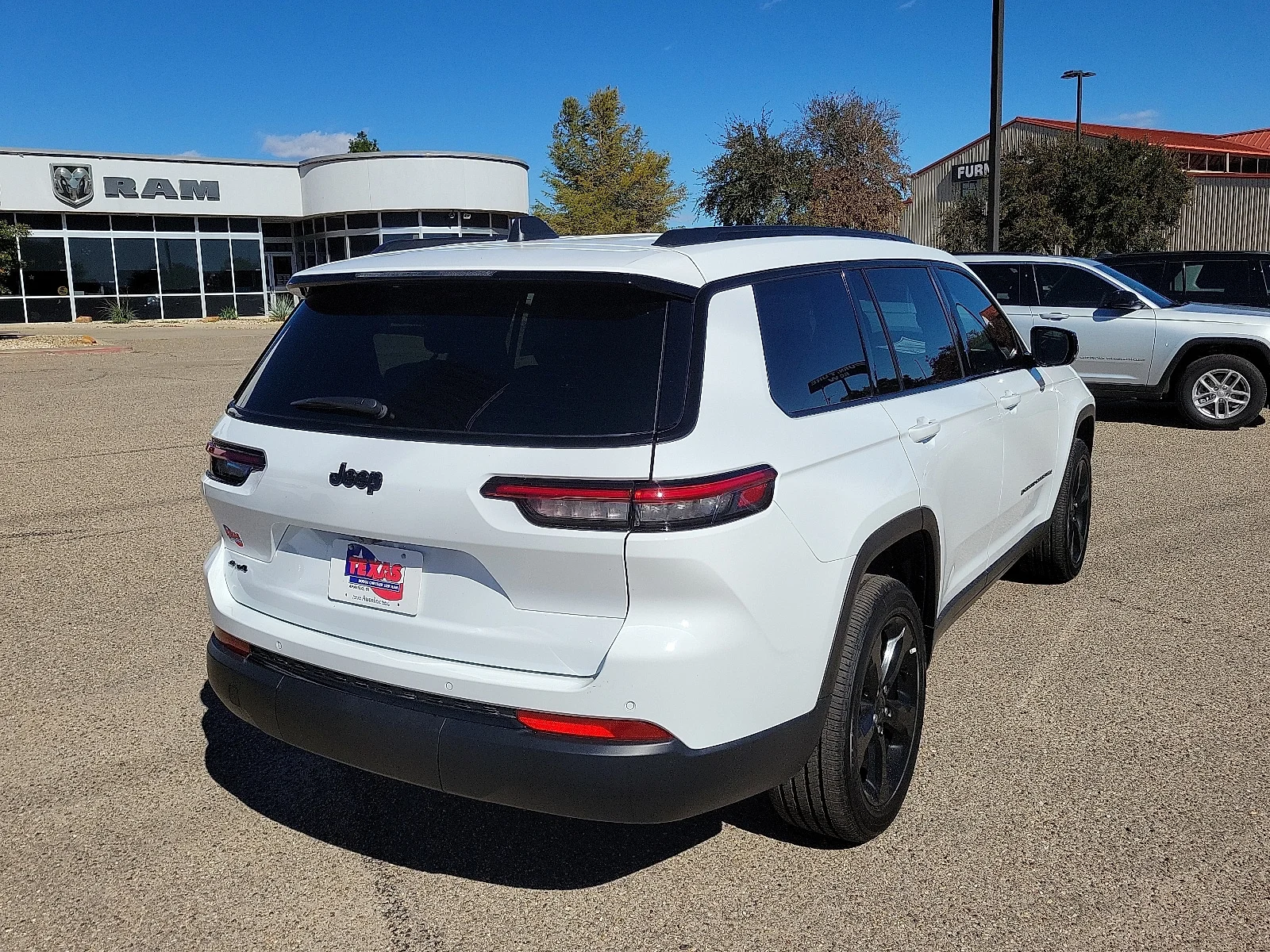 New 2025 PW7 Bright Whit Jeep L ALTITUDE 4X4 image 4