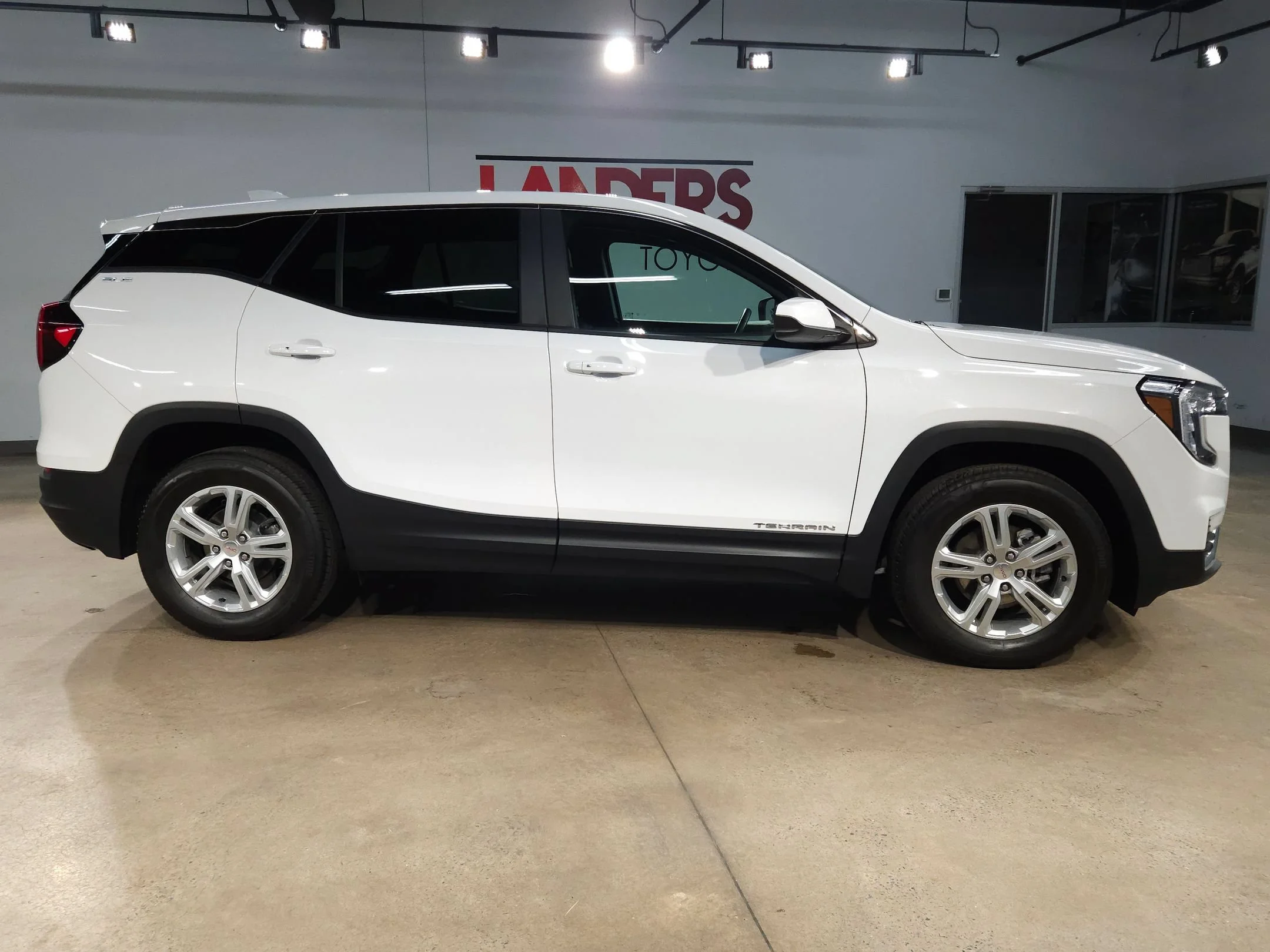 Used 2024 Summit White GMC SLE image 8