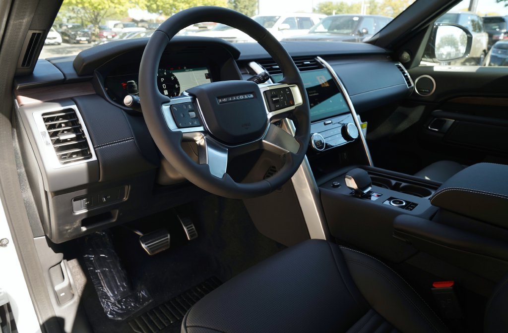 New 2026 Fuji White Land Rover Dynamic SE image 13
