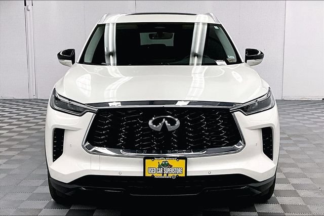 Used 2024 Majestic White INFINITI LUXE image 4
