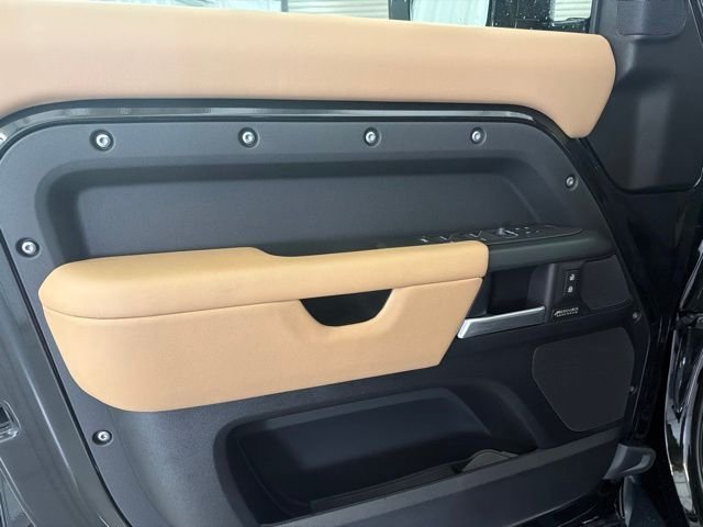 New 2026 Santorini Black Land Rover X-Dynamic SE image 8