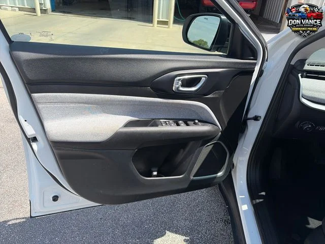 Used 2022 White Jeep Latitude Lux image 11