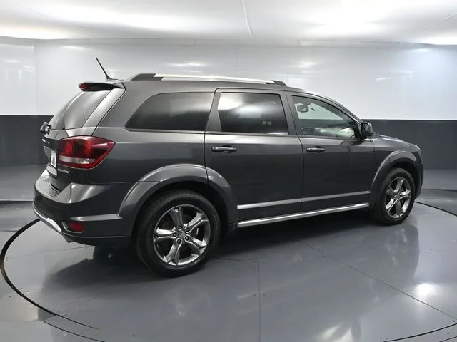 Used 2017 Gray Dodge Crossroad image 4