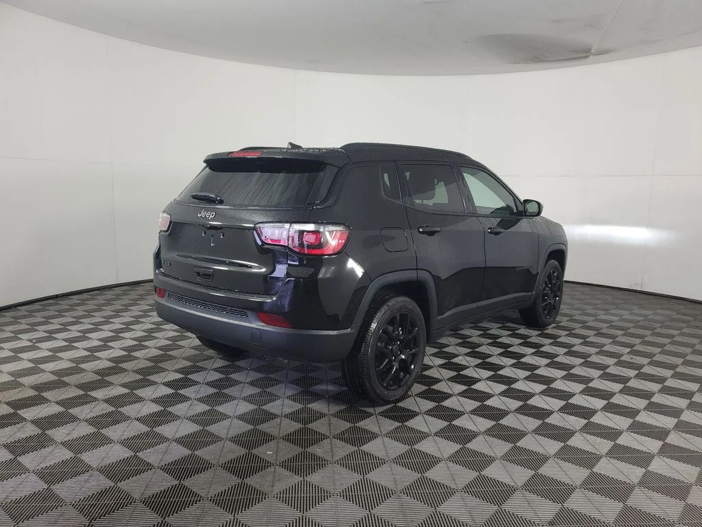 New 2026 Diamond Black Crystal Pearl-Coat Exterior Paint Jeep Latitude image 4
