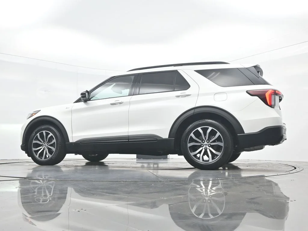 New 2026 Star White Metallic Tri-Coat Ford ST-Line image 49