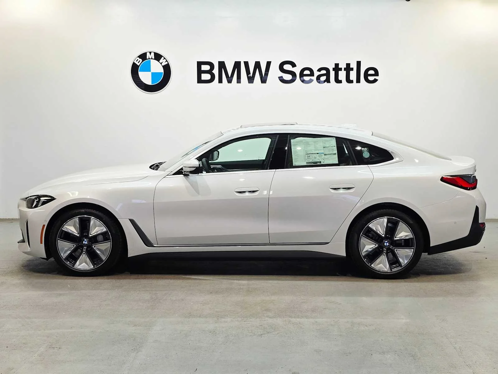 New 2026 Mineral White Metallic BMW xDrive40 image 3