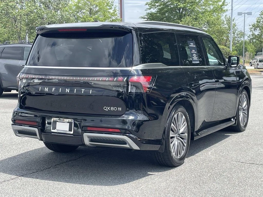 Used 2025 Black INFINITI LUXE image 4