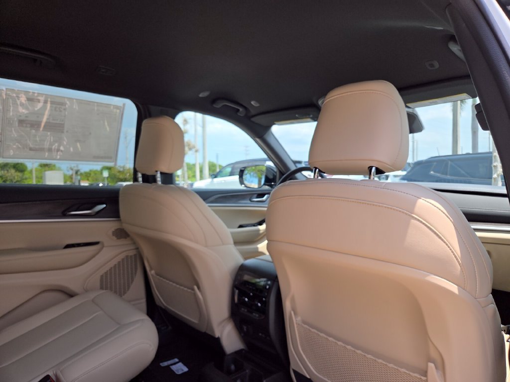 New 2026 Bright White Clear-Coat Exterior Paint Jeep Limited image 17
