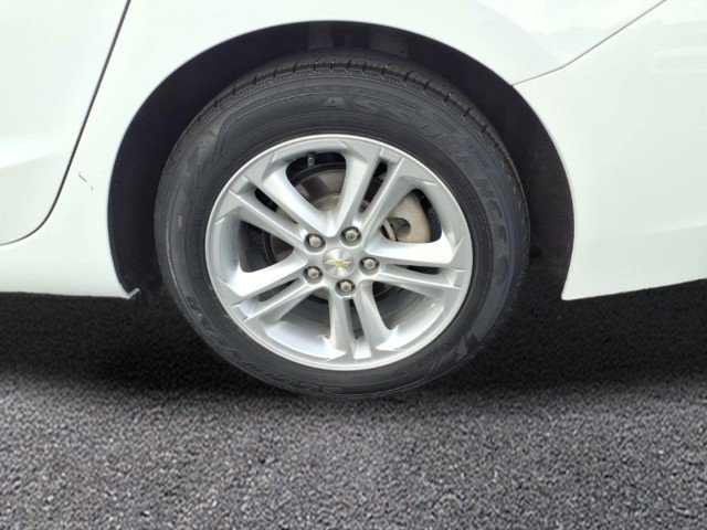 Used 2018 Summit White Chevrolet LT image 9