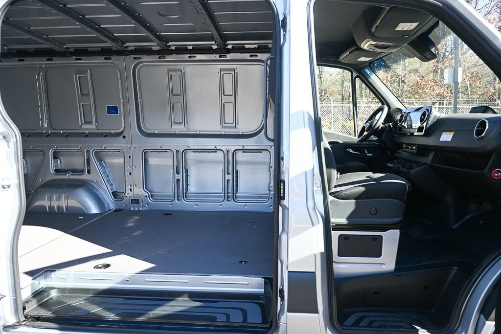 Used 2026 High-tech silver metallic Mercedes-Benz Cargo 144 WB image 18