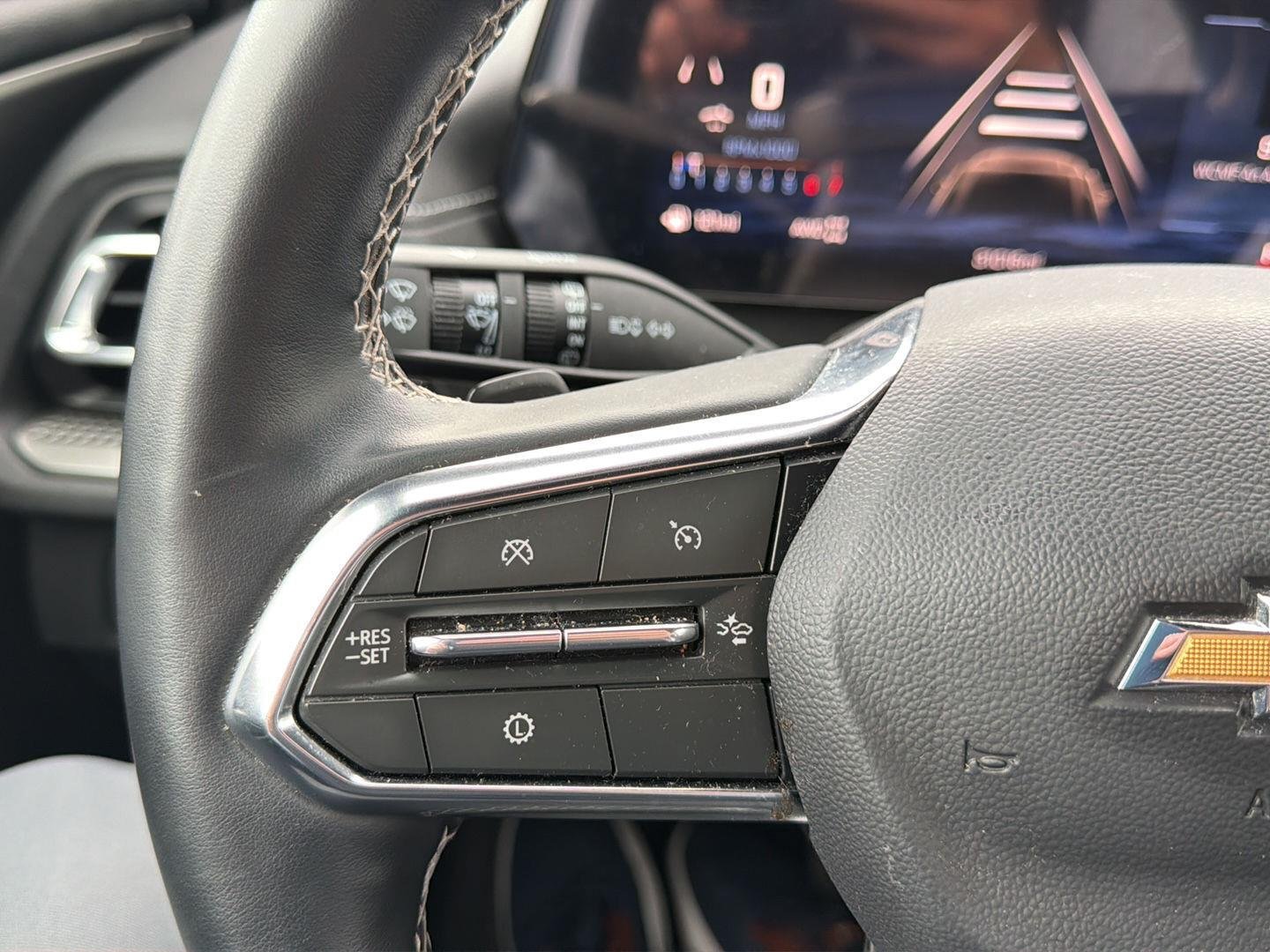 Used 2025 Summit White Chevrolet AWD LT image 13