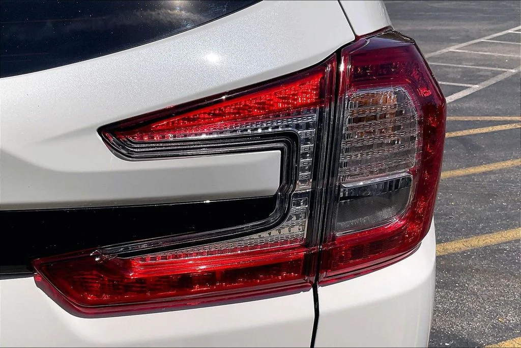 Used 2025 White Subaru Onyx Edition image 34