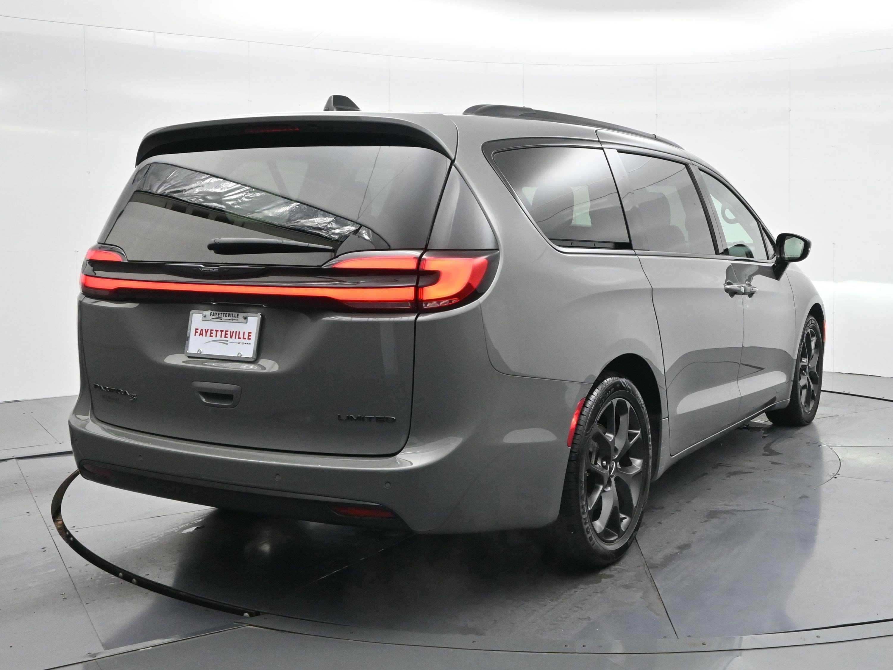 Used 2025 Ceramic Gray Clearcoat Chrysler Limited image 5