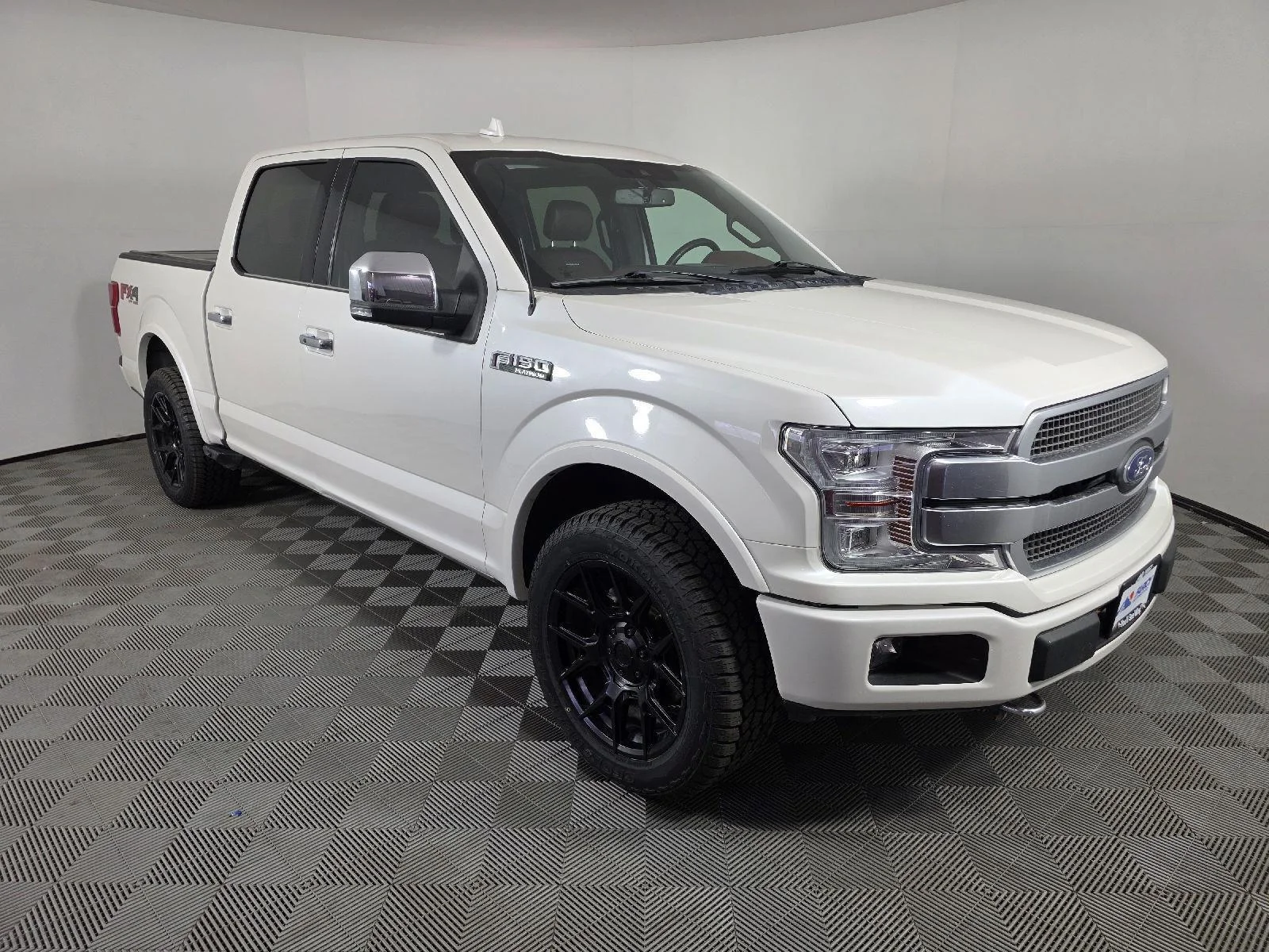 Used 2019 White Platinum Metallic Tri-Coat Ford Platinum image 10