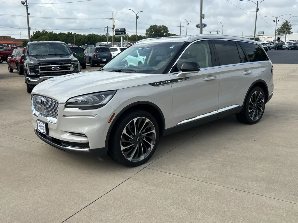 Used 2022 Ceramic Pearl Metallic Lincoln Reserve image 8