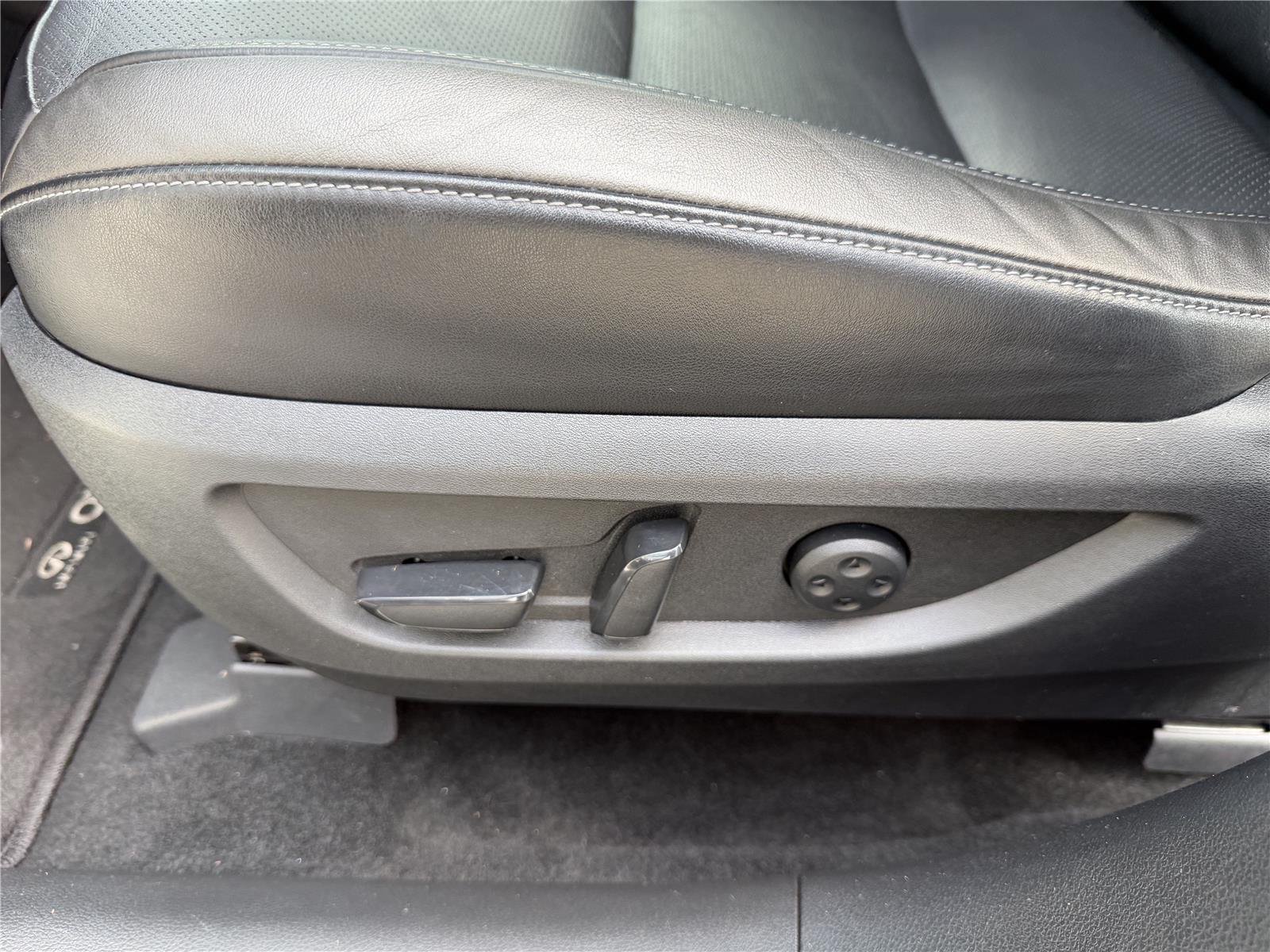 Used 2024 Radiant White INFINITI LUXE image 22