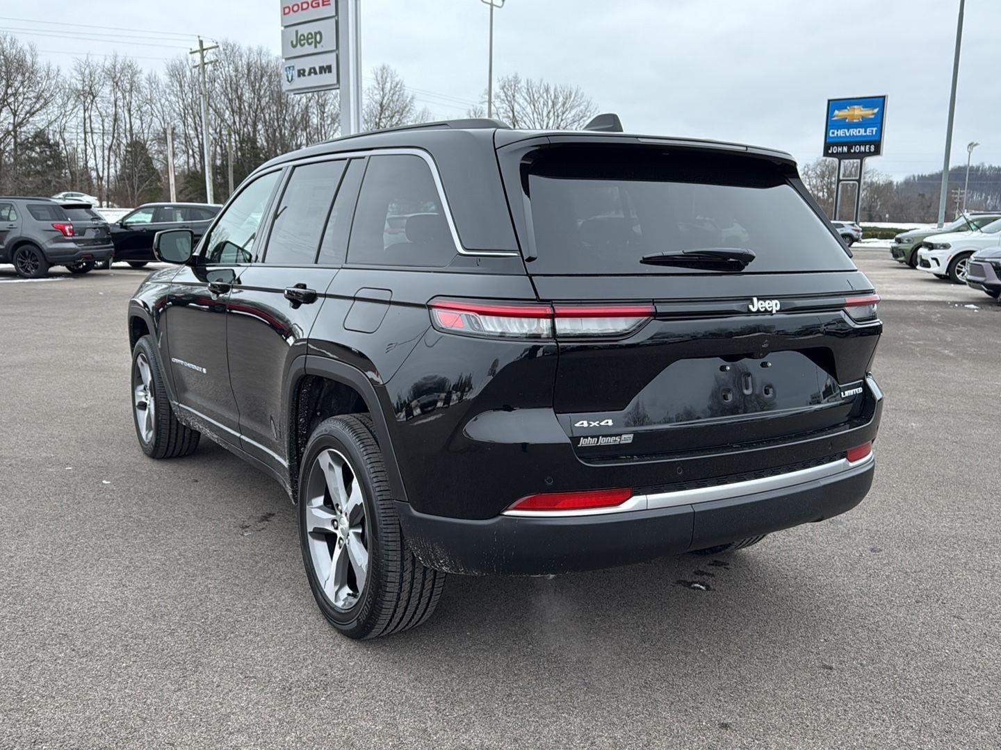 New 2026 Diamond Black Crystal Pearl-Coat Exterior Paint Jeep Limited image 15