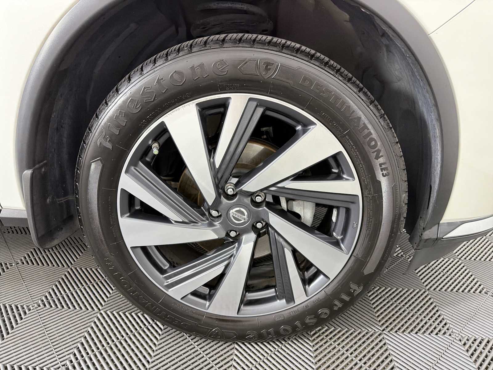 Used 2018 Pearl White Nissan Platinum image 9