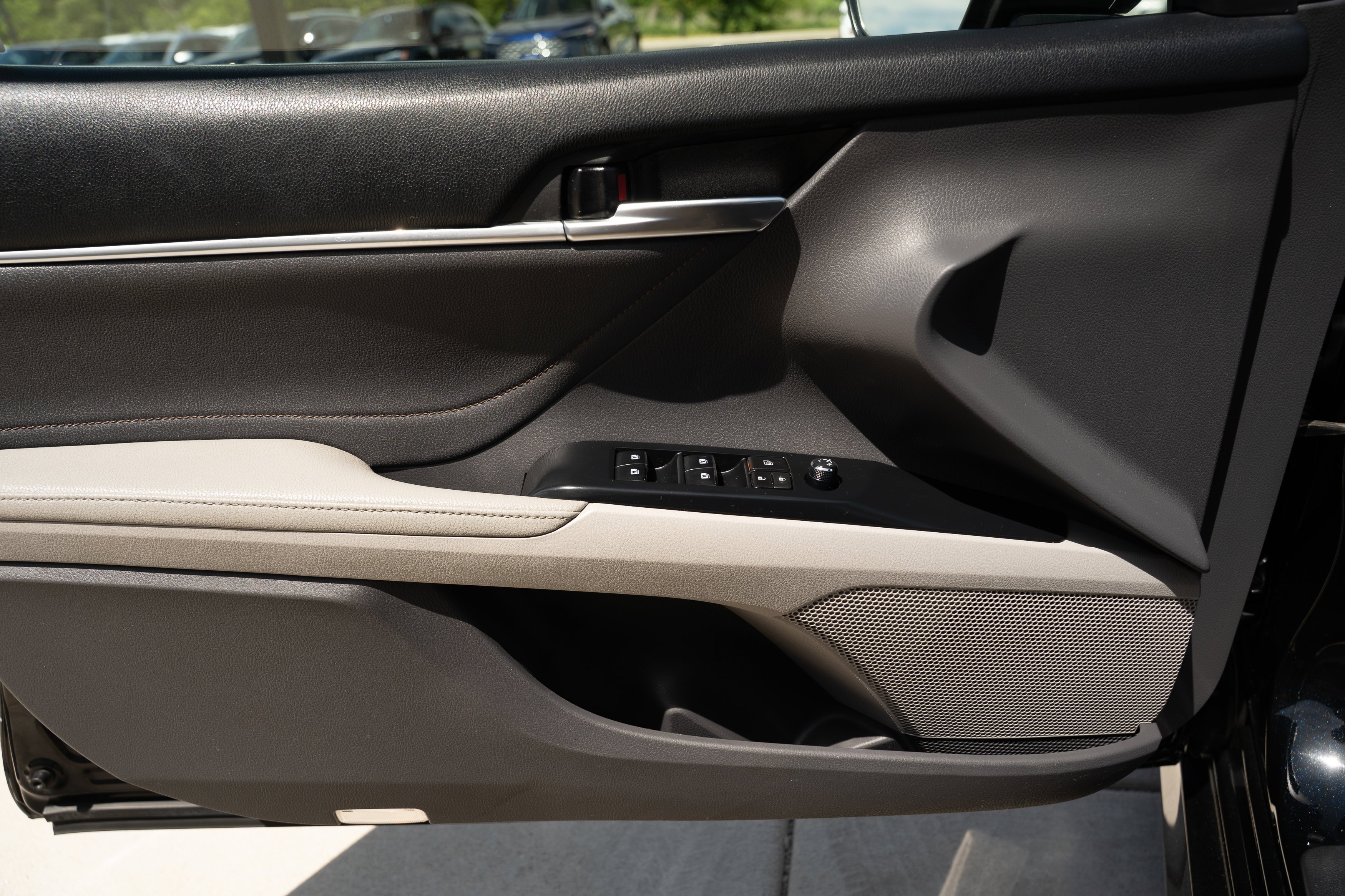 Used 2018 Midnight Black Metallic Toyota XLE image 18