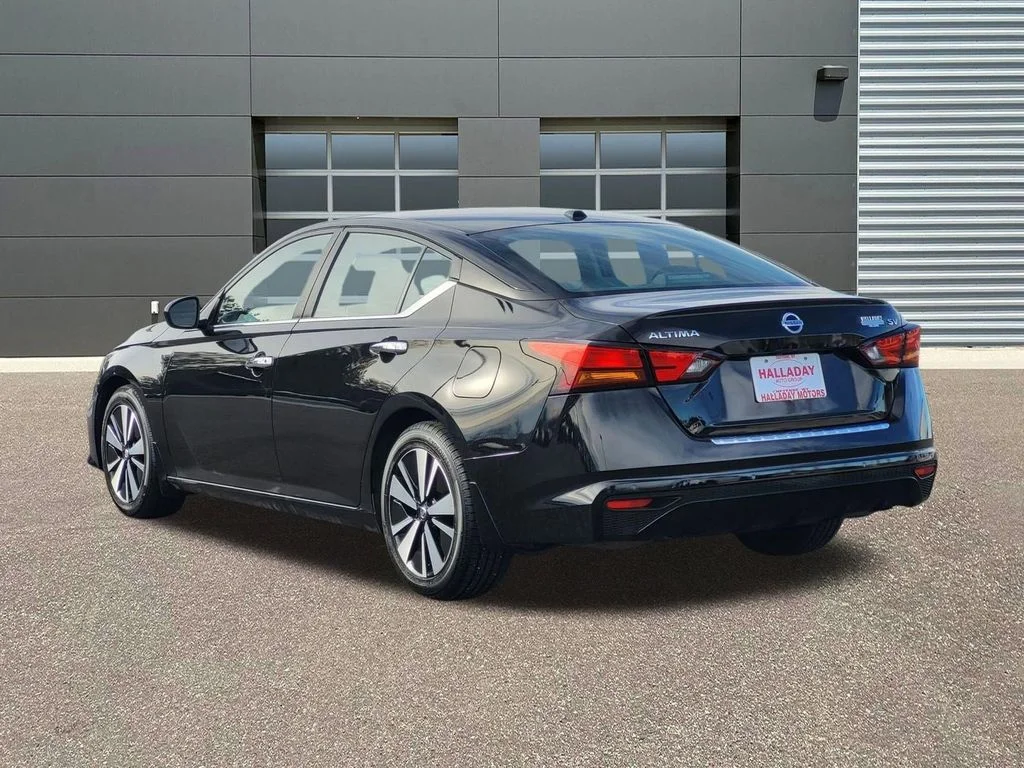 Certified Used 2022 Super Black Nissan 2.5 SV image 4