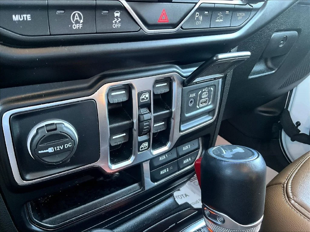 Used 2022 White Jeep Unlimited Sahara image 18