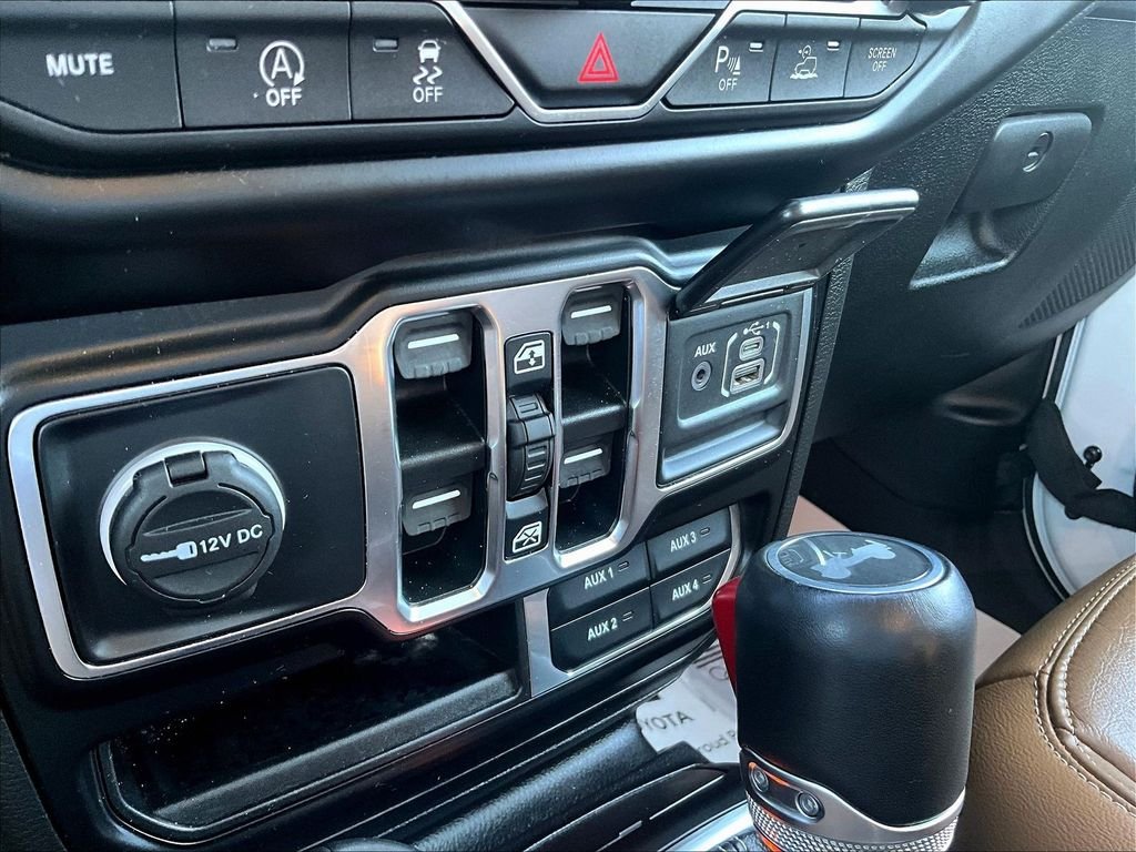 Used 2022 White Jeep Unlimited Sahara image 18