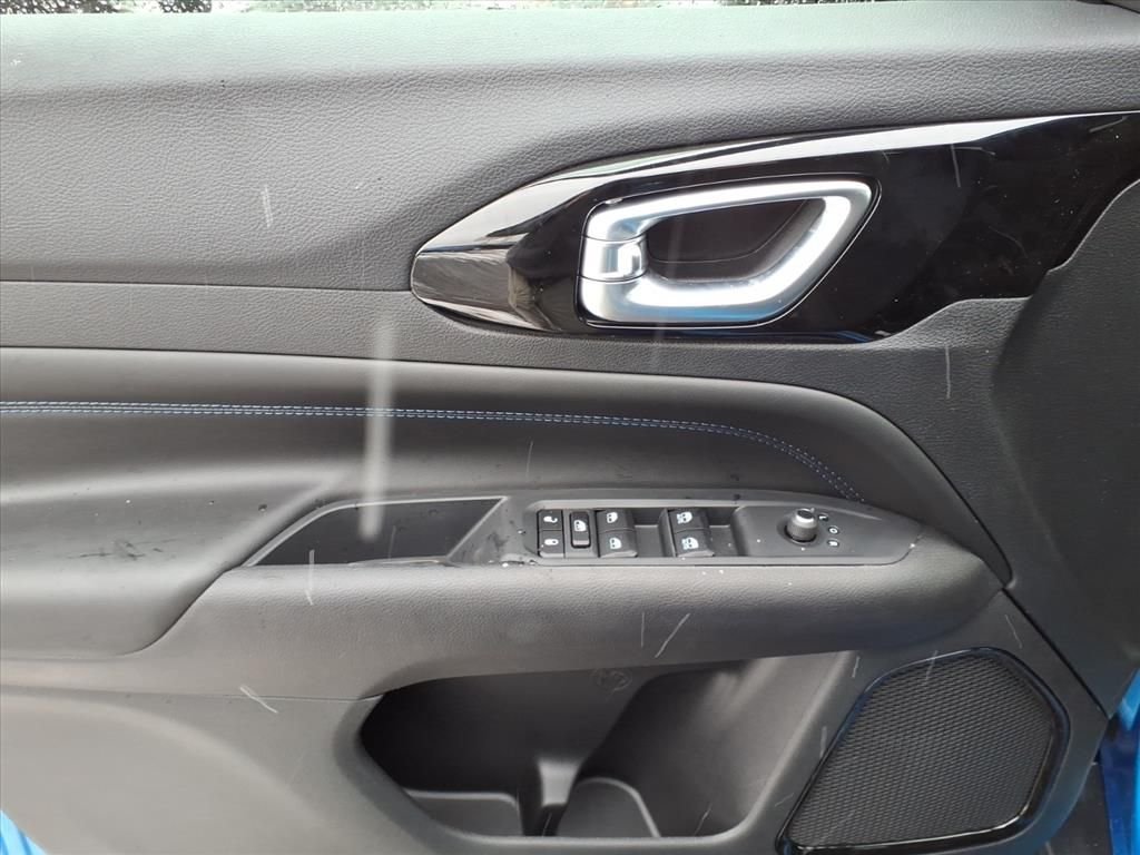 New 2026 Hydro Blue Pearl-Coat Exterior Paint Jeep Latitude image 6