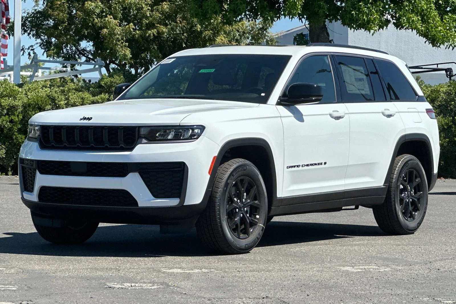 New 2026 Bright White Clear-Coat Exterior Paint Jeep Laredo Altitude image 8