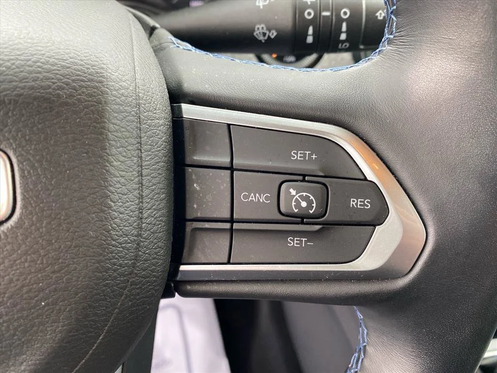 Used 2022 Granite Crystal Metallic Clearcoat Jeep Latitude image 19