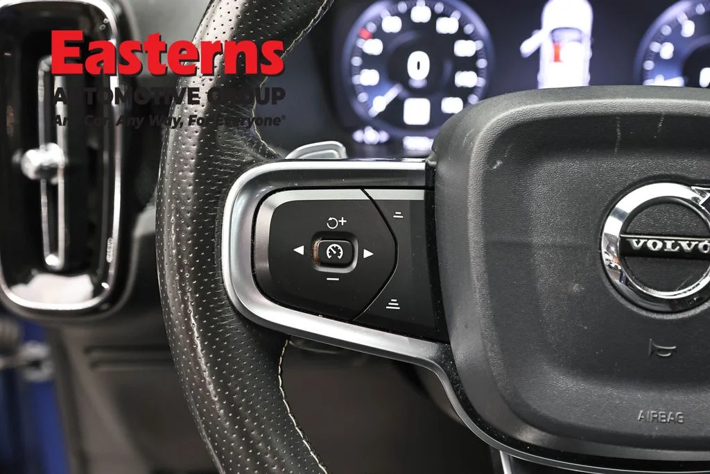 Used 2020 Blue Volvo R-Design image 15