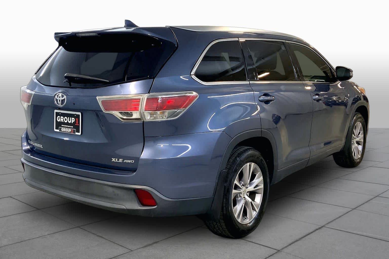 Used 2015 Shoreline Blue Pearl Toyota XLE image 12