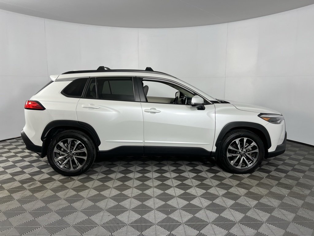 2024 Toyota Corolla Cross XLE photo 3