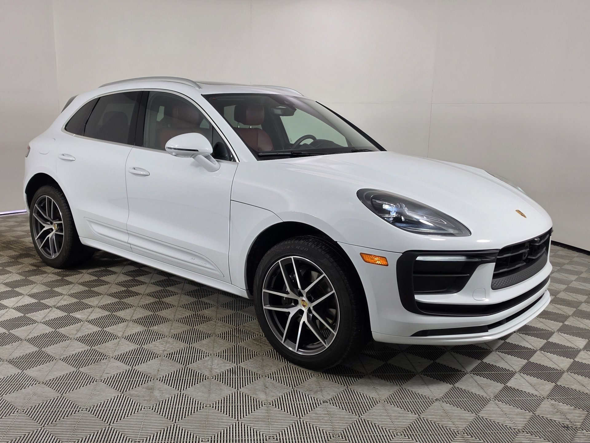 2025 Porsche Macan T - Photo 48