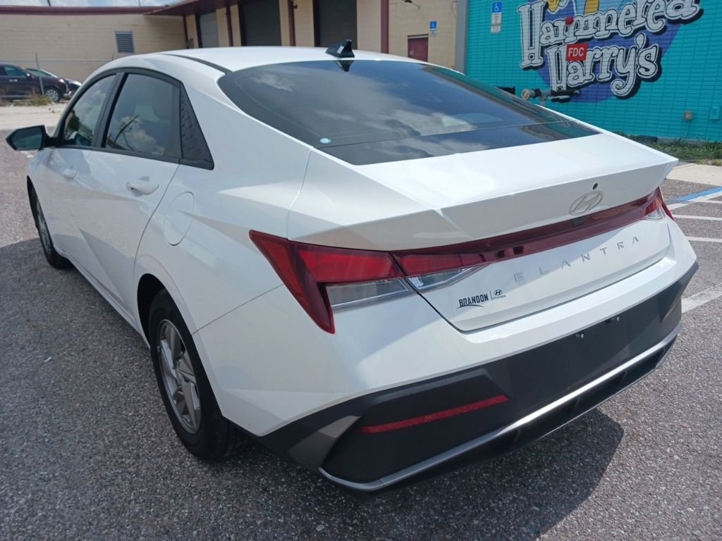 Used 2025 White Hyundai SE image 5